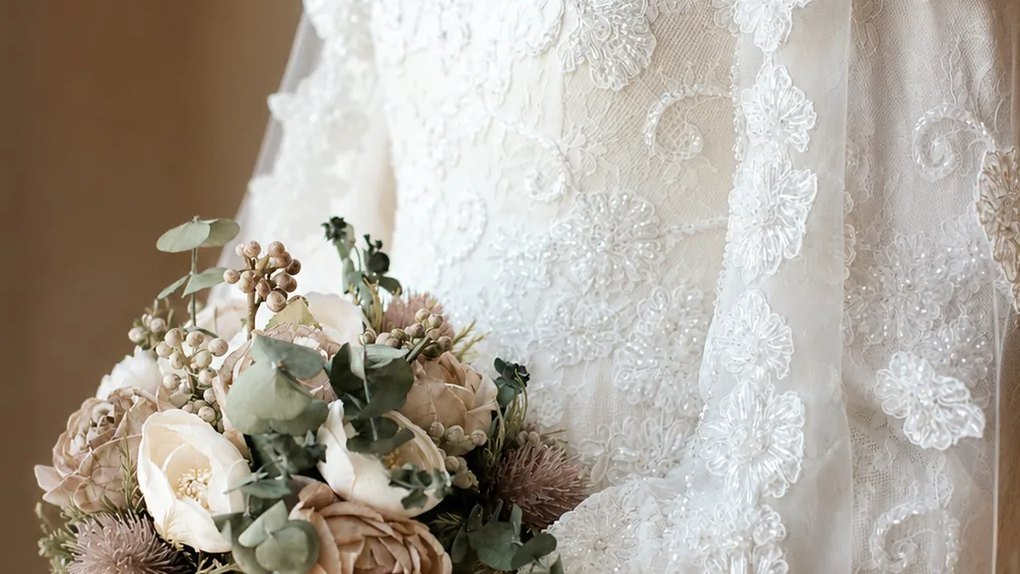 LOVA Bridal hazır kiralık koleksiyon: dantel tesettür gelinlik ve gelin buketi